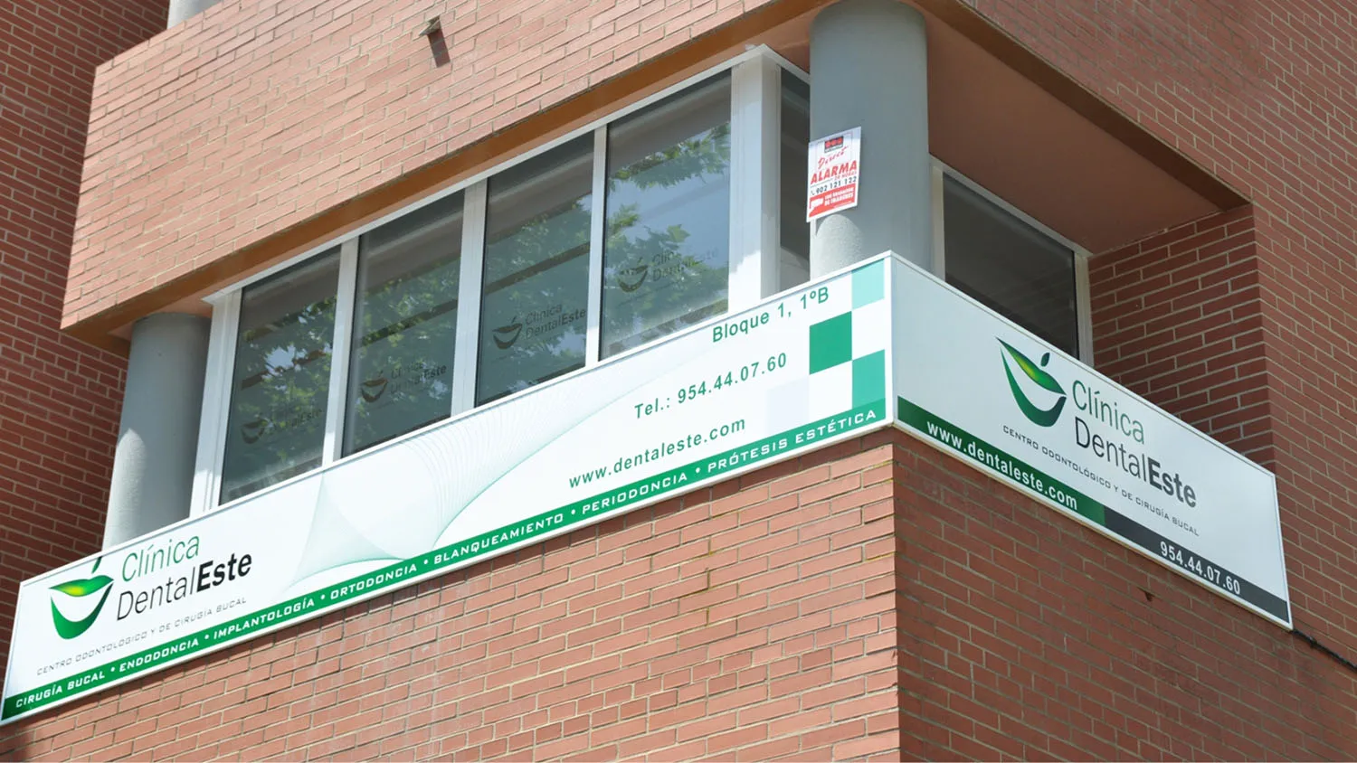 CLÍNICA DENTAL ESTE – Rótulo exterior fachada clínica branding corporativo