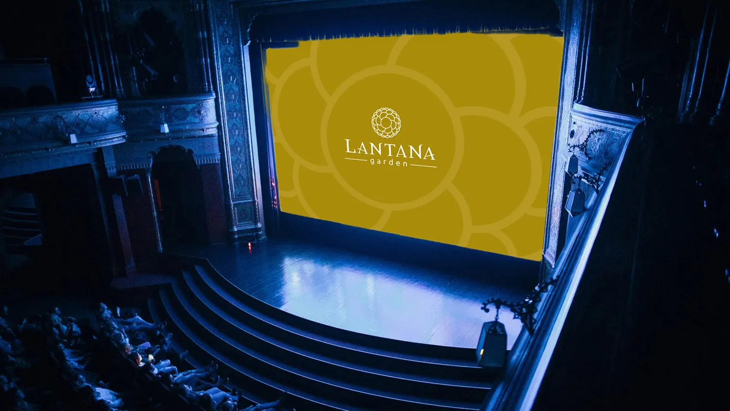 LANTANA GARDEN – Escenario principal con pantalla corporativa amarilla