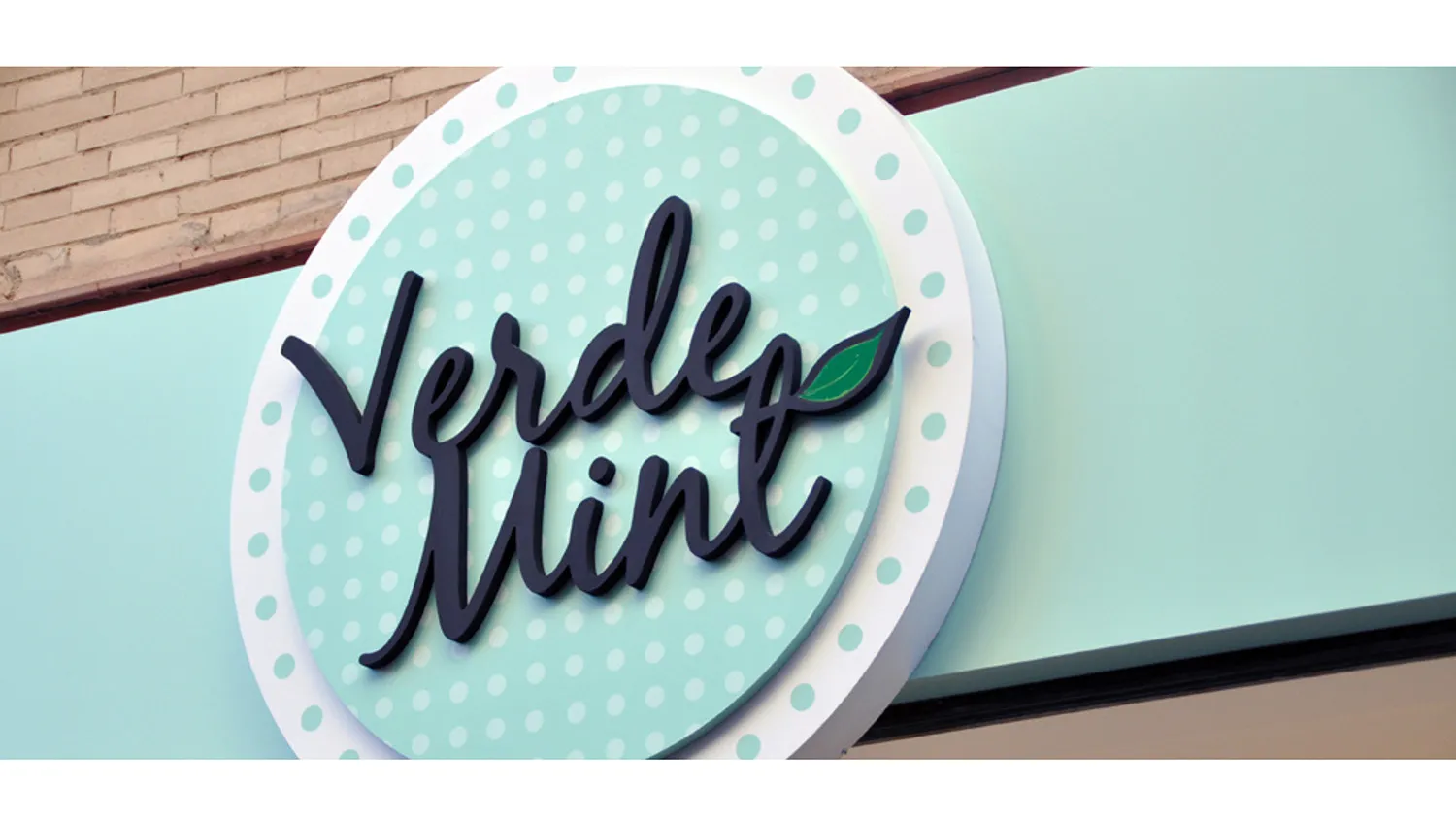 VERDEMINT – Logotipo corporativo en fachada exterior de tienda moda